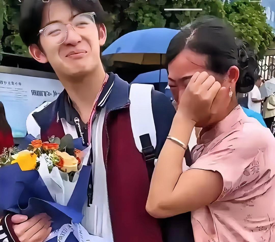 泪目！1米85少年，716分考上清华。可这张录取通知书背后，没有父母铺路，只有小