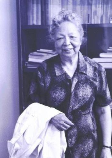 1957年一个中国女人回国过海关时突然被人拦住，工作人员一把翻开她的行李，掏出一