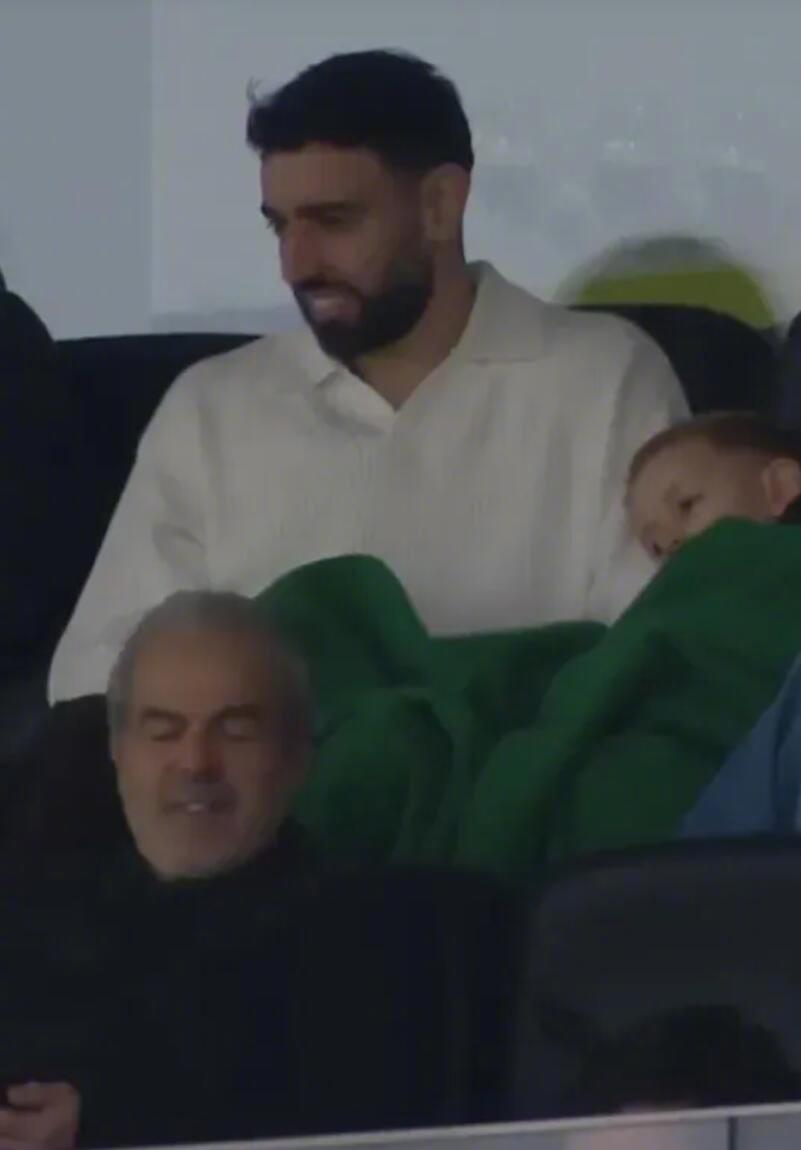 《太阳报》报道，曼联队长布鲁诺-费尔南德斯利用假期时间回葡萄牙看葡甲联赛，支持一