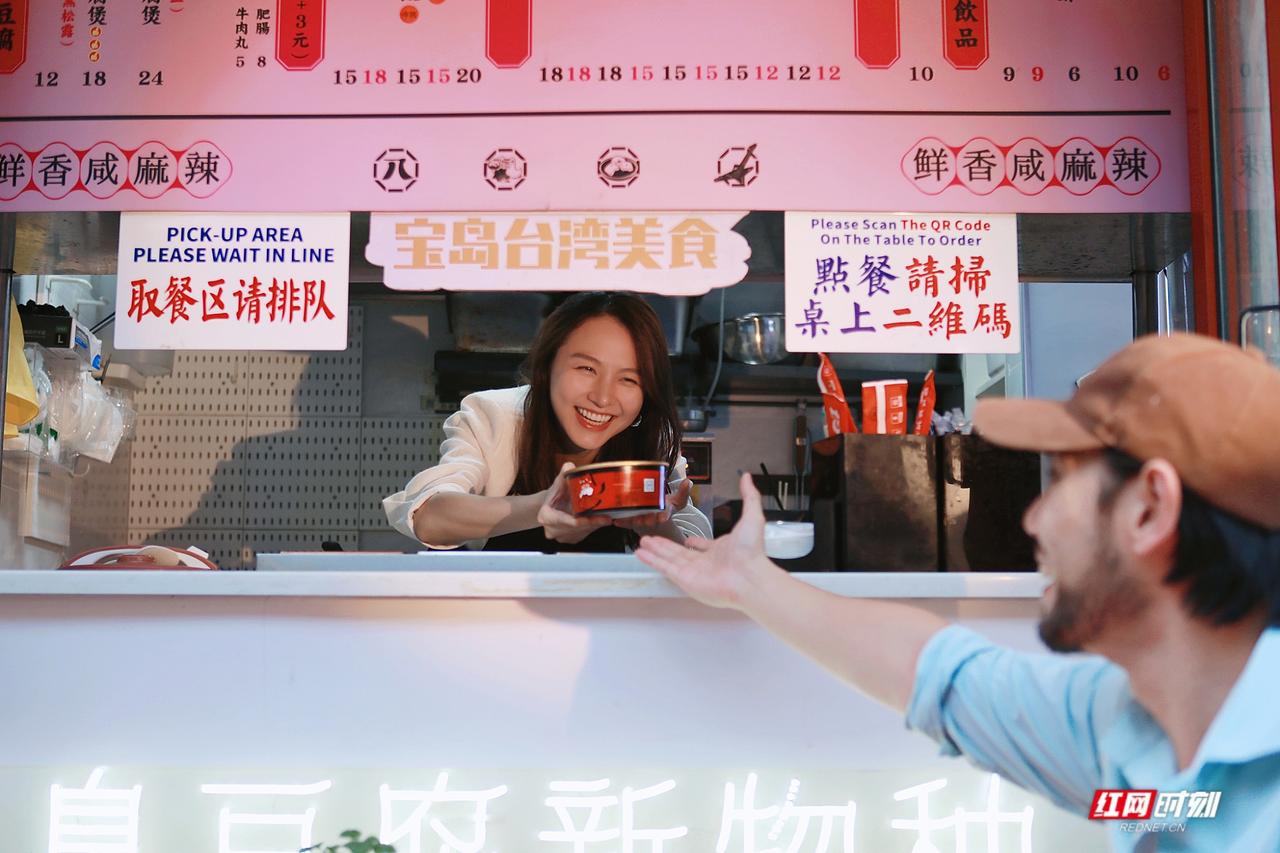 北大美女校花长沙卖臭豆腐，到底触动了什么？
 
彭高唱，一路保送北大，能主持、懂