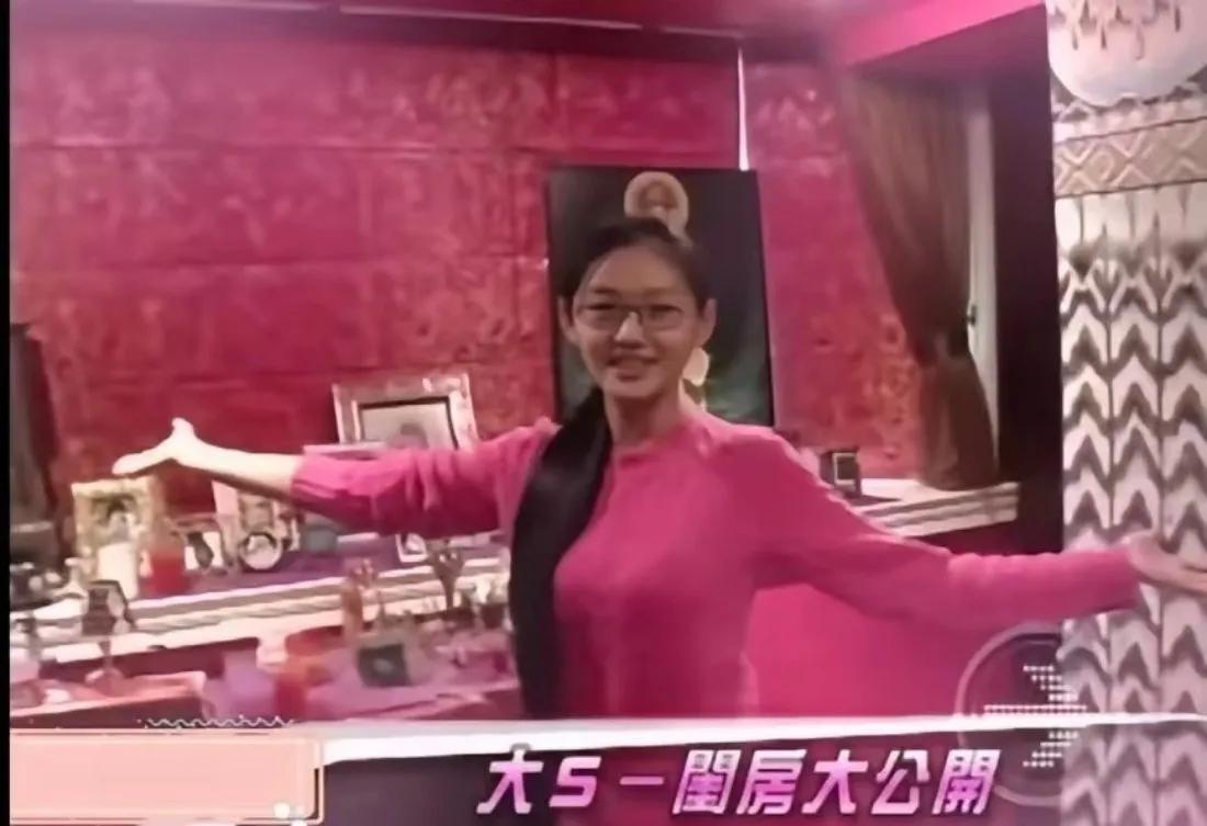 大s出道早期还给大家展示过自己的房间，都是粉色的布置，但是是不是有点太红了呢？视