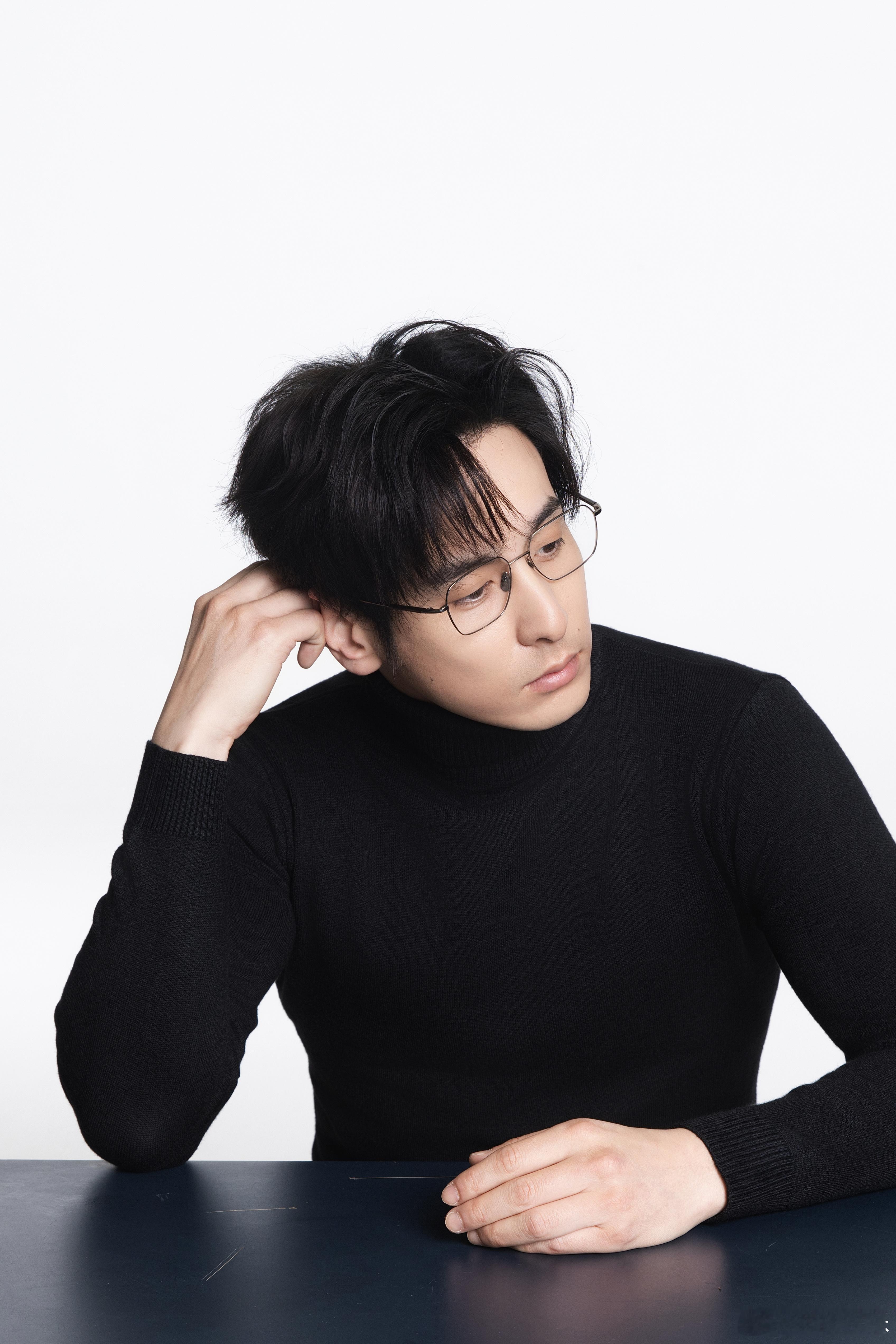 建议任彬眼镜半永久焊脸任彬眼镜一戴智性恋天菜任彬把眼镜焊在脸上吧，一戴上就变身檀