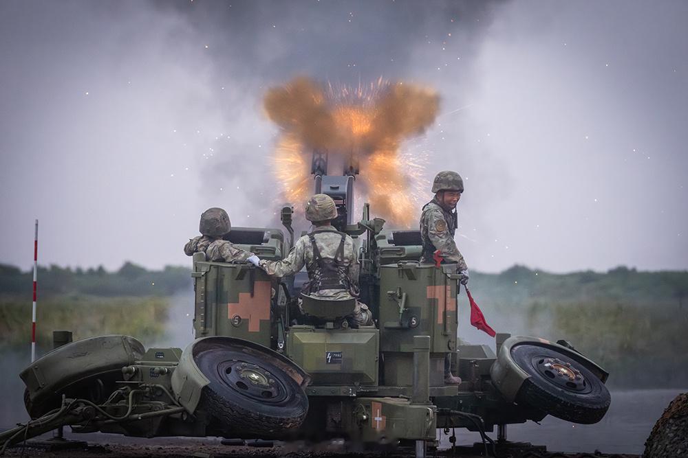 【砰砰砰！直击防空兵实弹射击超燃现场💥】近日，陆军第73集团军某旅开展防空实弹