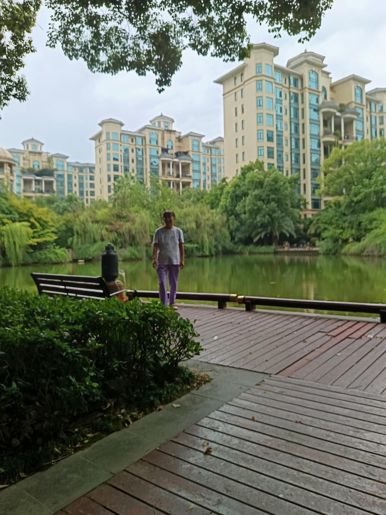 优质故事创作激励今天天气凉快，早上带外孙去恒大华府小区玩了两个小时，外孙们每天都