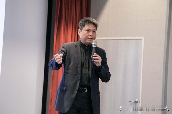 谢寒冰这点看得太透了：高市早苗在前面疯狂点火，赖清德在后面拼命添柴！这两个人为了