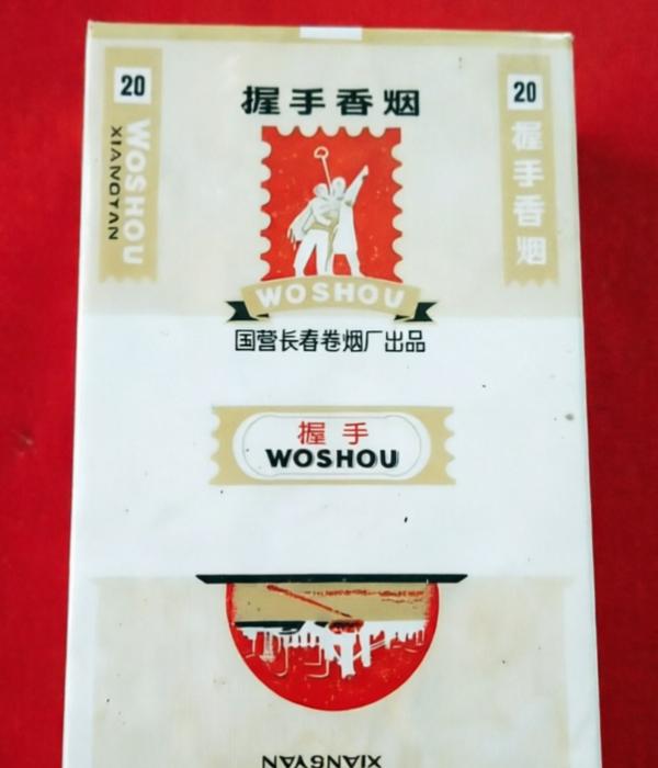 我不能看这个烟盒，因为看到它一下子会想起我的母亲。我的母亲是抽烟的，我记事儿开始