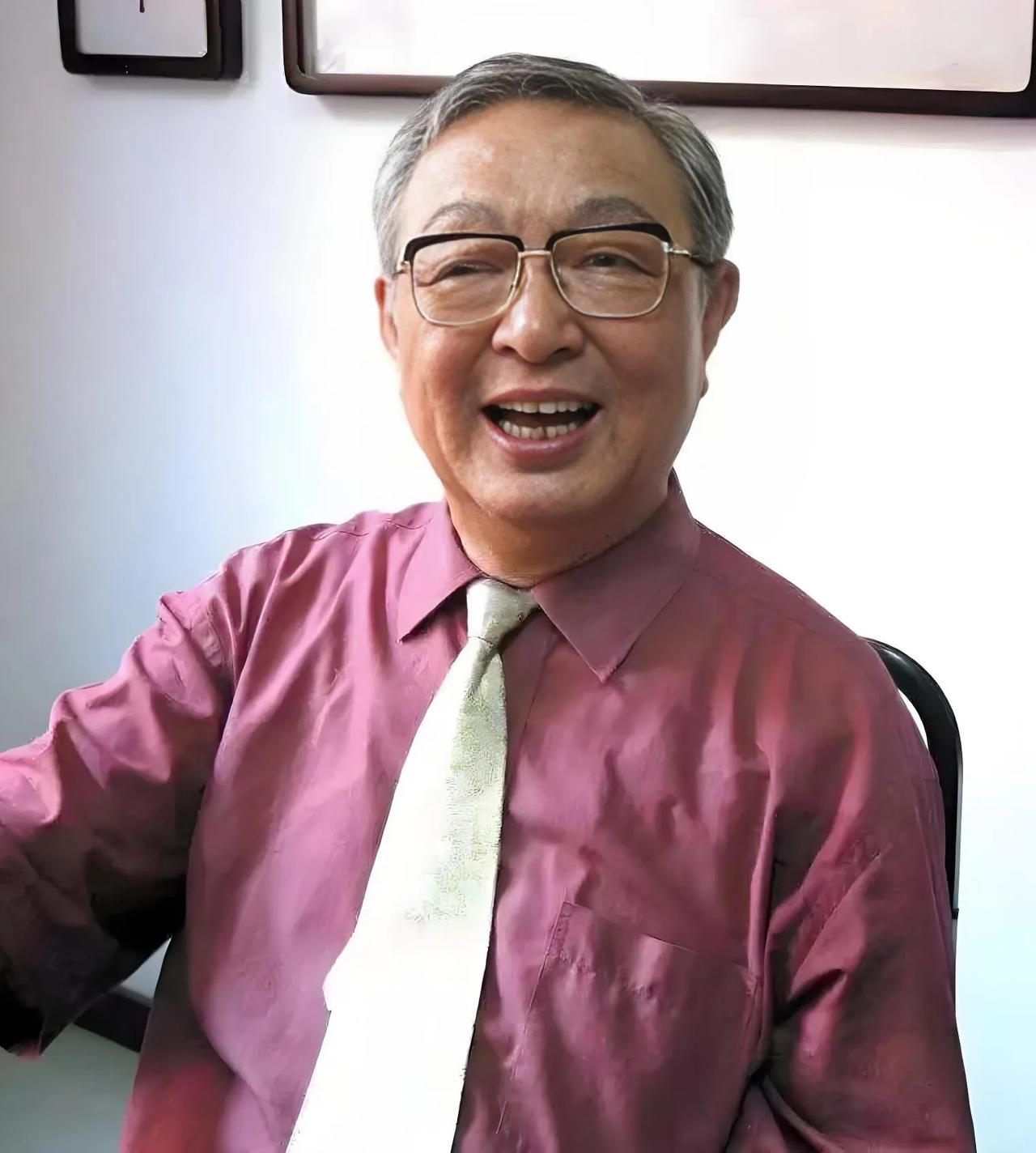 我们在台上看到的唐杰忠是一个幽默风趣，爱说爱笑的一个人。他的相声大家都非常喜欢，