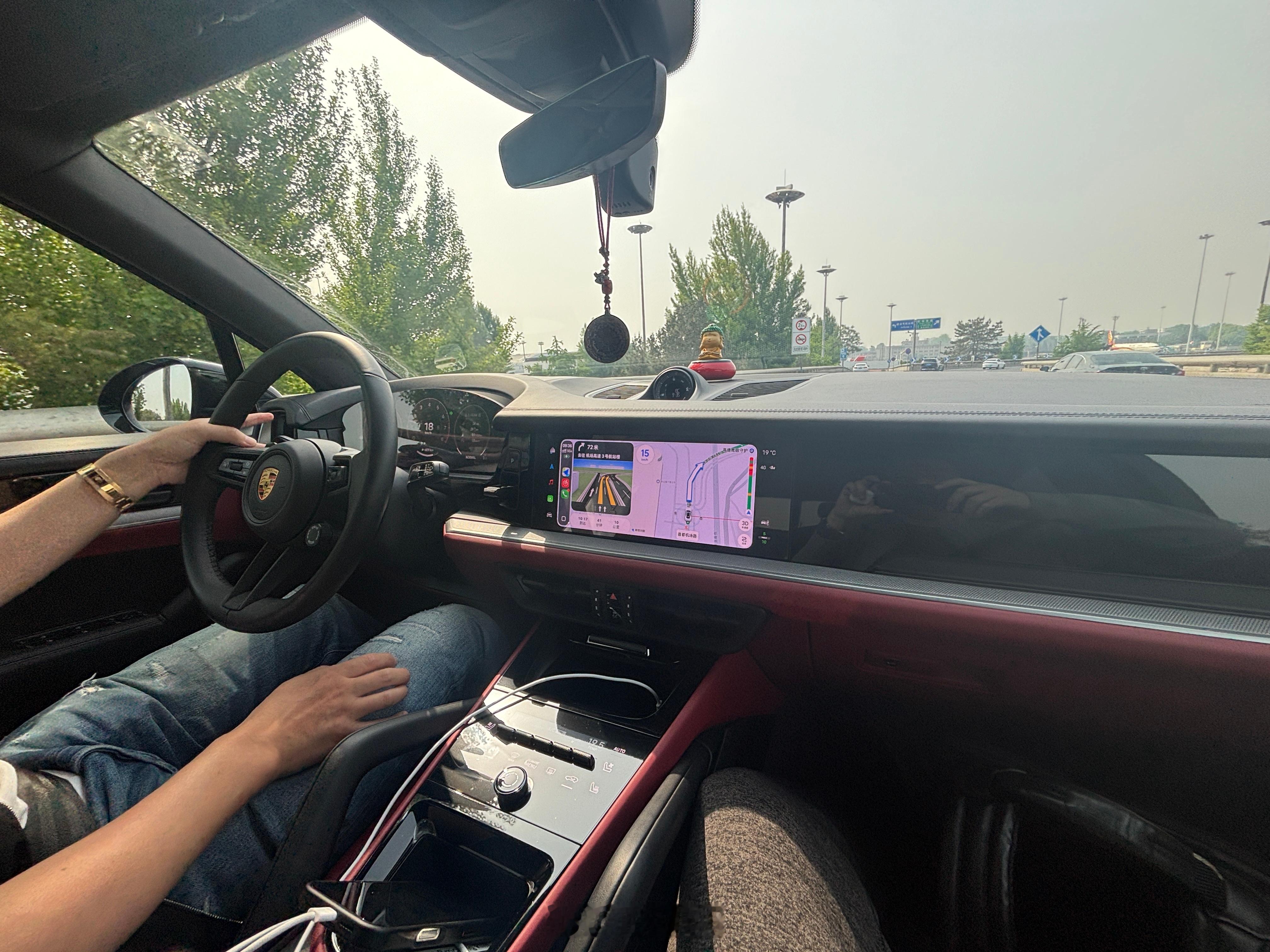 老师们都在各种咔咔拍车我这种闲散人员还没到馆，而且车停哪里啊 北京·首都机场T2