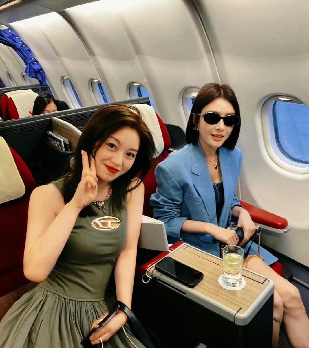 照片中这位比着剪刀手自拍的小姐姐脸都笑开花了，只因坐在她旁边的是她喜欢的影视明星