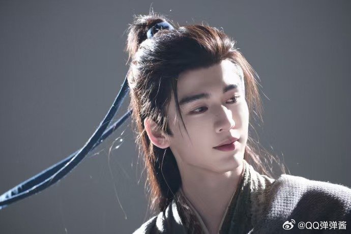 妈妈我抽到张凌赫绝版SSSR了这谁看了不迷糊啊 雪地里捡到谢征这种极品手办我直接