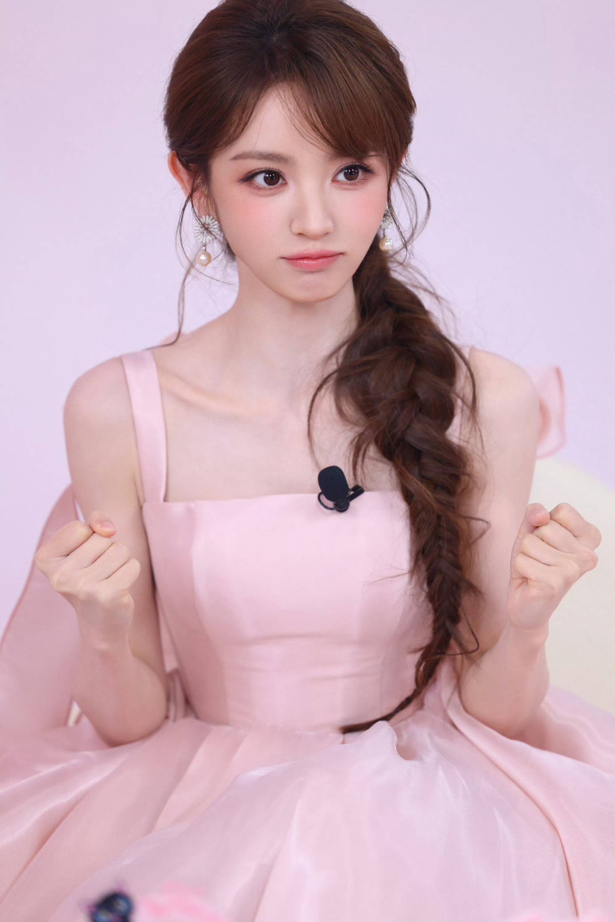 田曦薇 🎀田曦薇高洁丝品牌元气代言人在满是柔软与自在的粉色世界里捕捉满分元气时