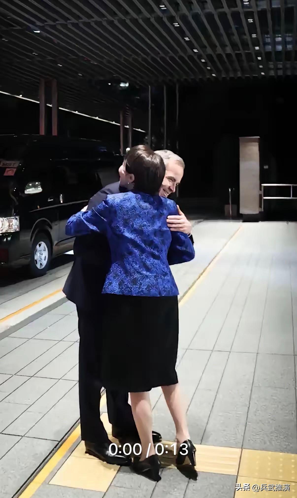 日本首相高市早苗今天发文说：“今天，我在东京迎接加拿大总理马克·卡尼，举行了首脑