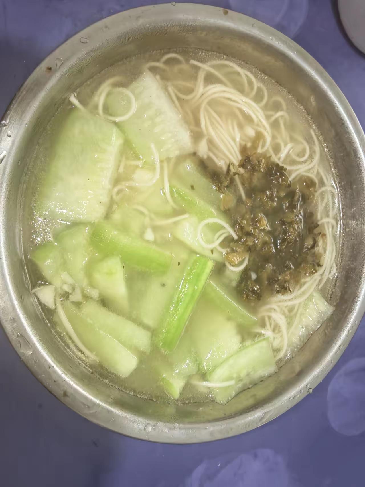48岁了，失业了，出去找工作没人要，即便是送快递，过了45岁就没有人要了。前途渺