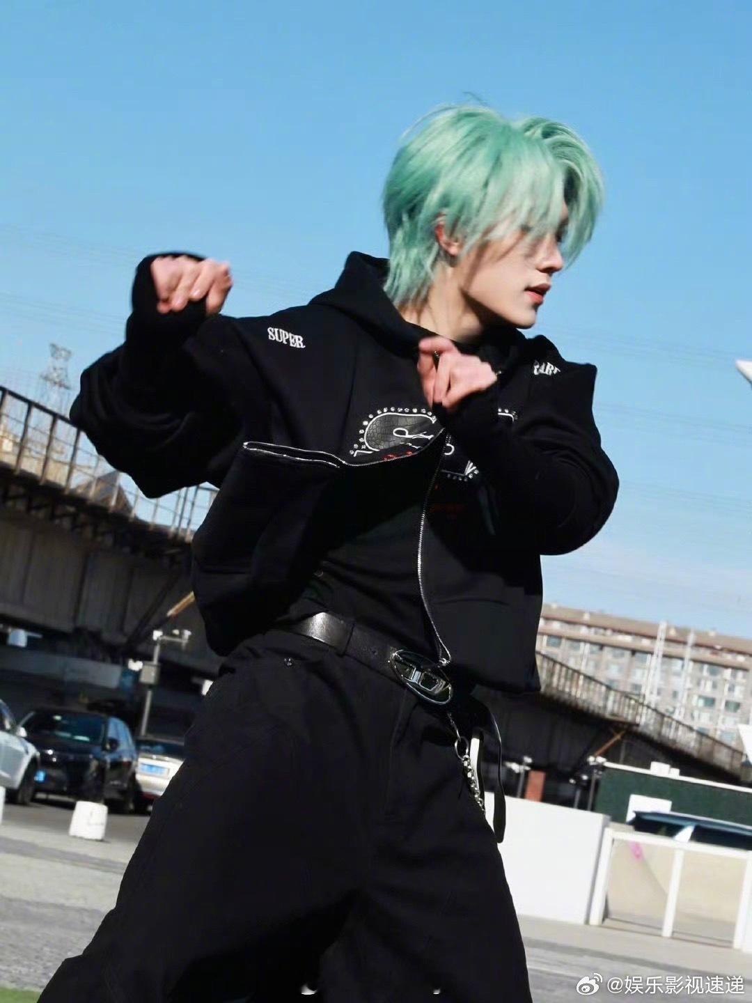 手搓版苏新皓接力摇 手搓版接力摇不仅重现了舞蹈动作，更传递出了原表演的活力与热情