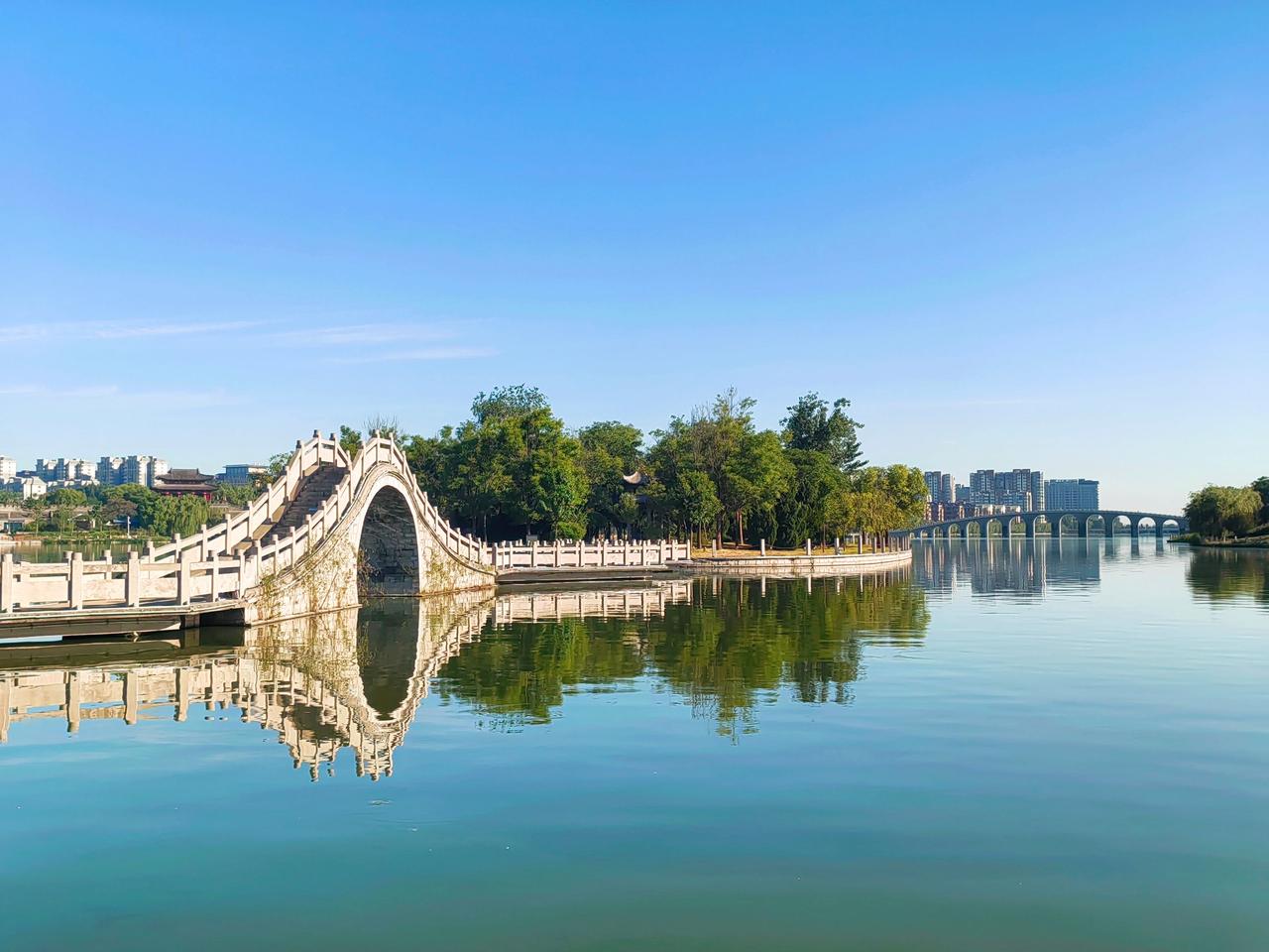 热门 公园是城市的诗 一城风景半城湖 治愈系湖畔风光 夏日湖岸