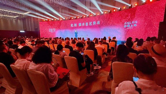 【上海核心豪宅市场强势回温】上海豪宅一分钟狂卖一个亿 近日，上海 “全国地王” 