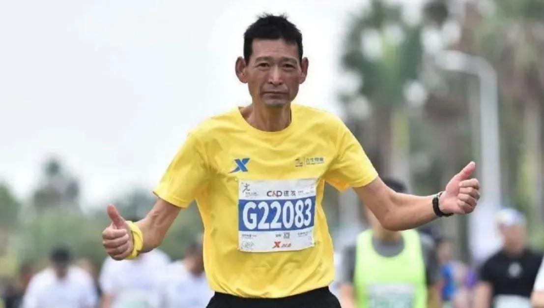 医生断言只剩三个月，安徽大叔贺明却用61场马拉松，把“死刑判决”跑成了一千多天的