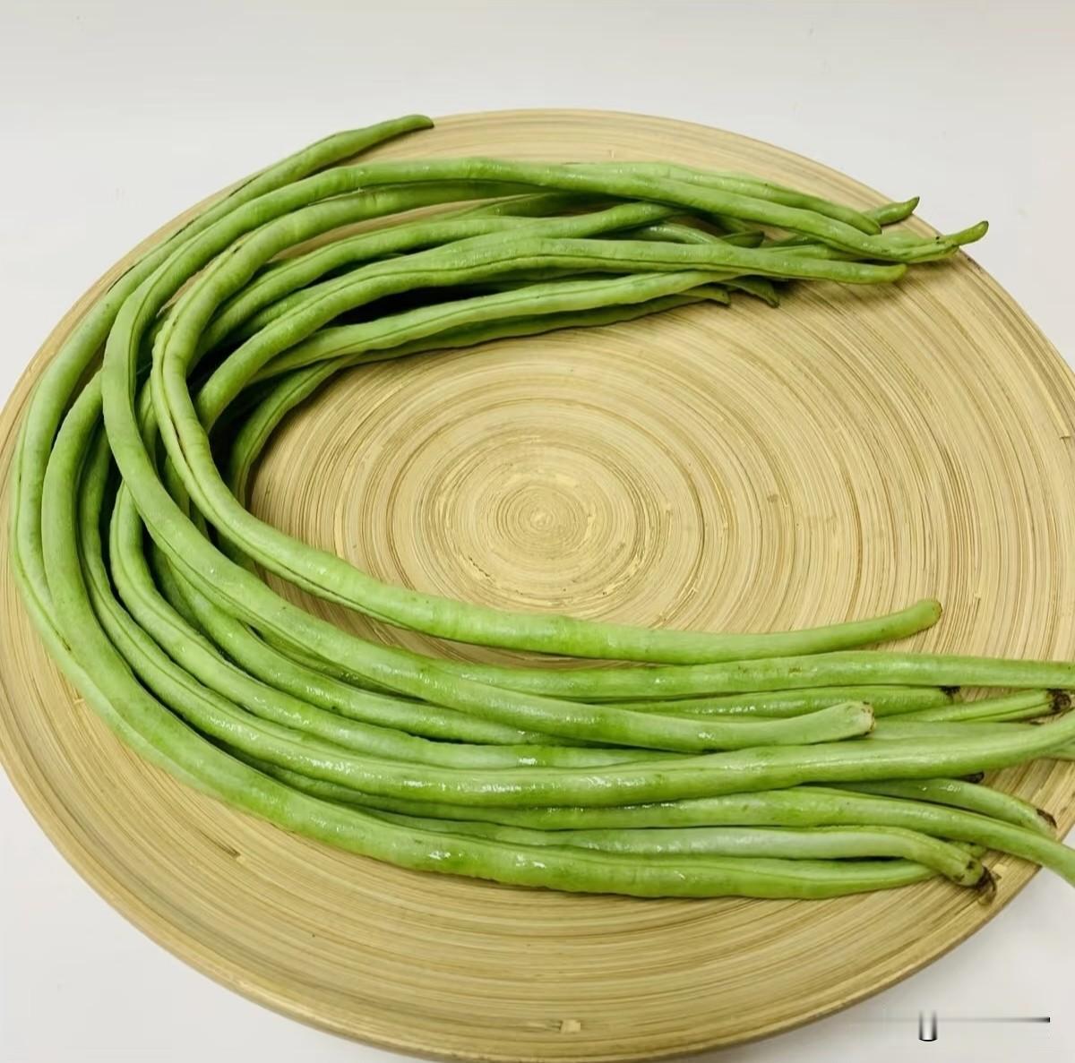 豇豆，广东人叫豆角，其它地方也会叫长豆角。
豇豆很常见，但它可是不错的蔬菜品种。