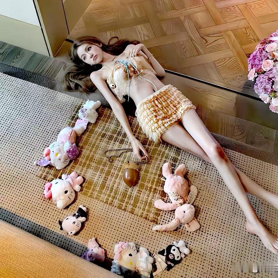 王思聪的芭比娃娃超可爱，在酒店大堂里直接躺平，也不知她想展现啥？ 