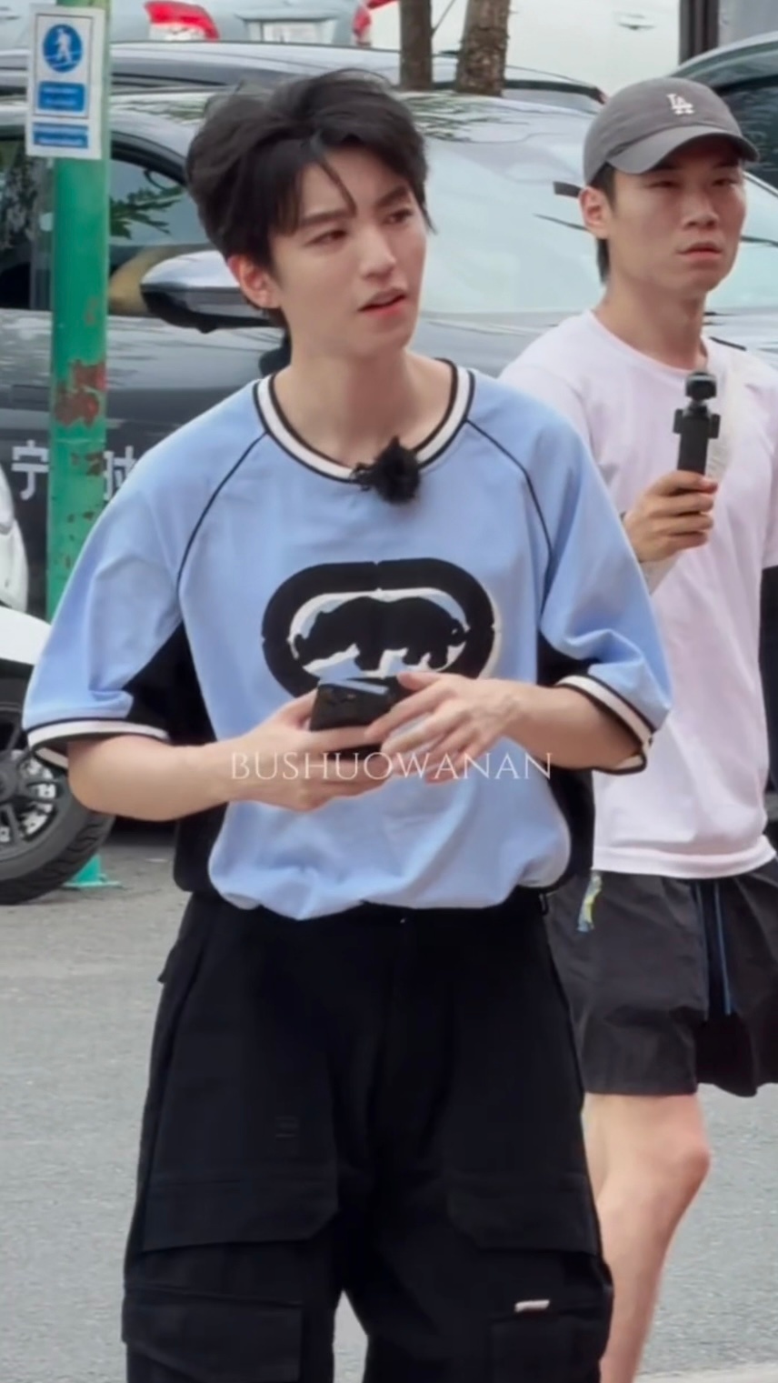 男神你随便吧……©️logo 中餐厅10的王俊凯