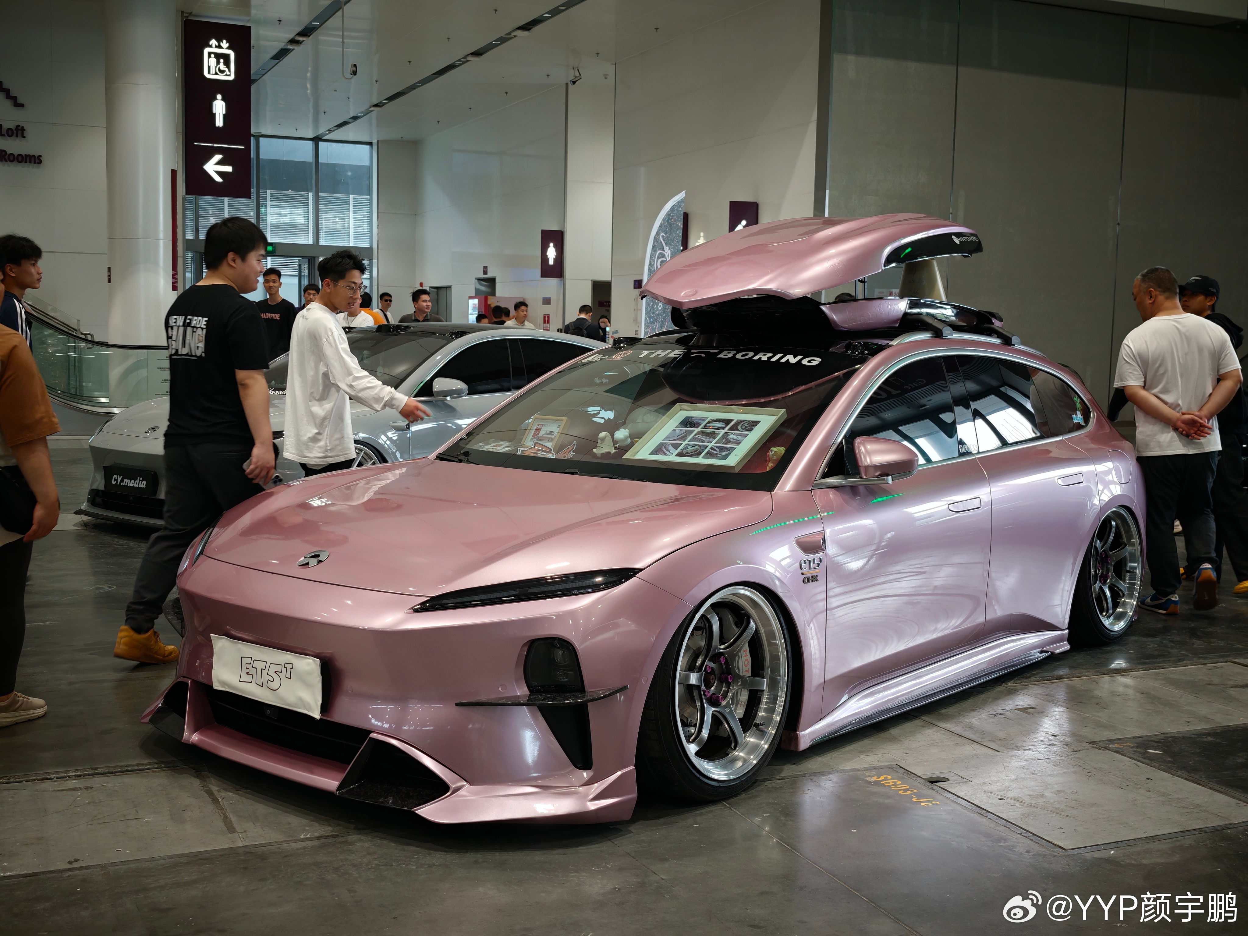 这样的外观改装和姿态改装，其实我是挺欣赏的，一来可以促进汽车设计行业的多样化探索