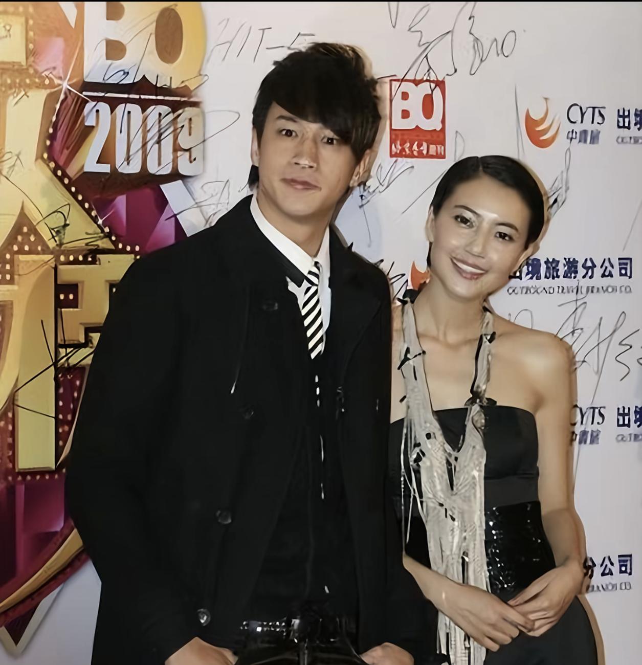 2009年，何润东和高园园出席活动。高圆圆斩获年度影响力女演员，何润东获得年度风