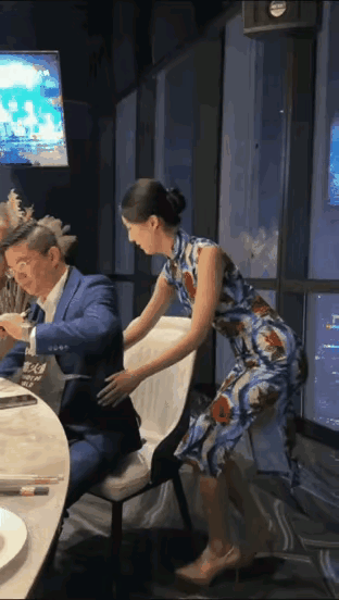 这是什么高端局火锅？怎么跟我平时吃的不太一样啊？我都是自己扎围裙，好像服务员也没