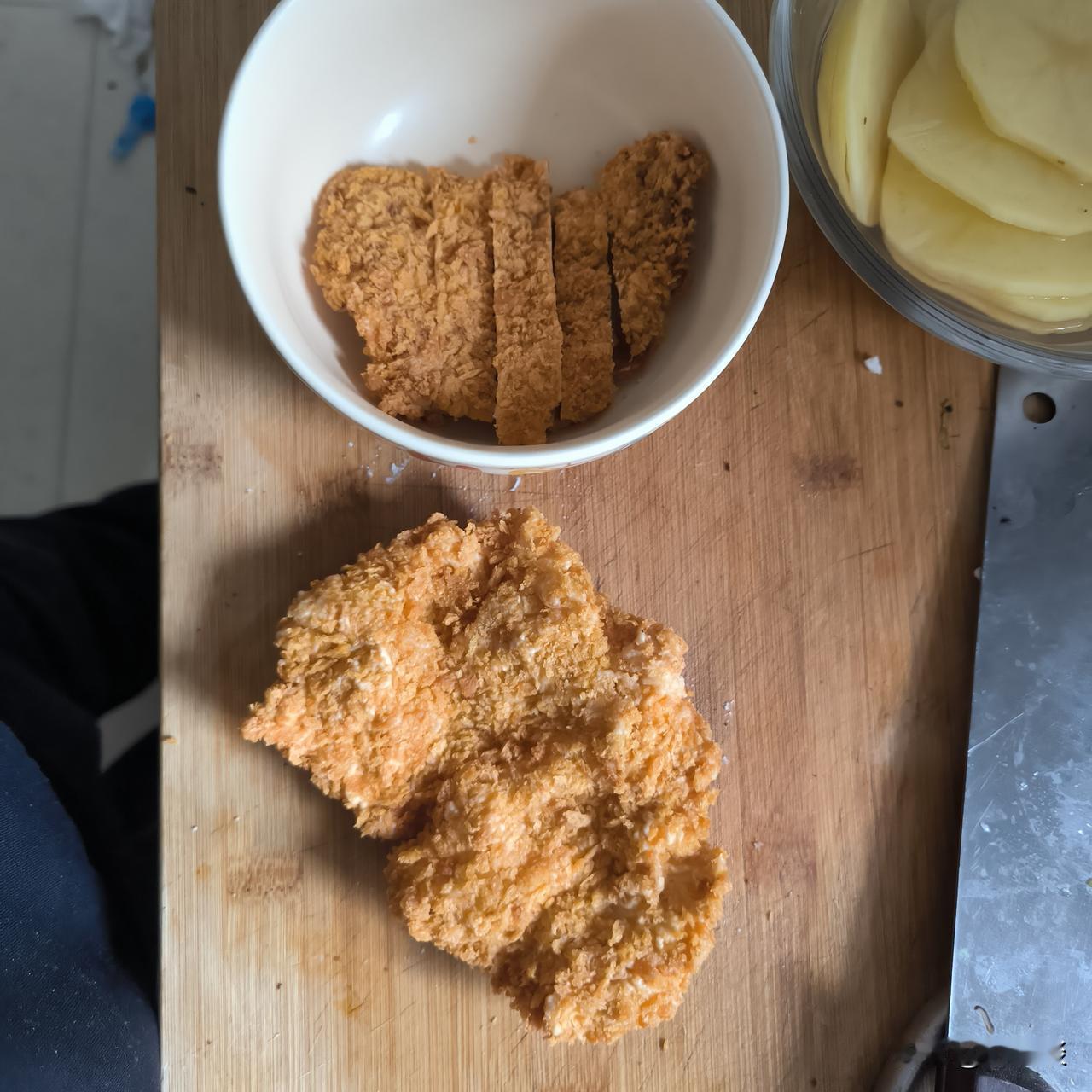 晒图笔记大赛华莱士买的鸡排，一大一小，随机的，大的鸡排有小的两个那么大，还挺好吃