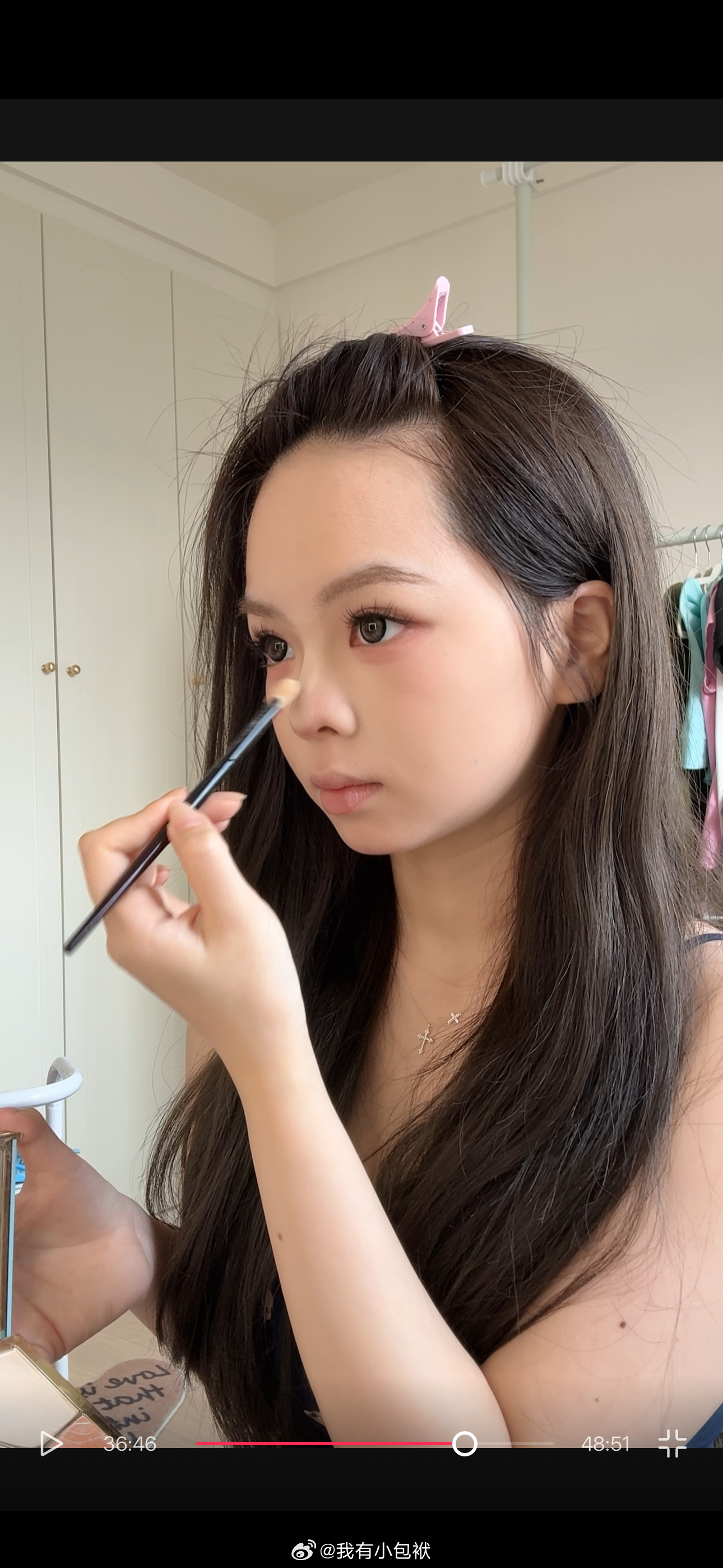 我昨天拍了妆教然后觉得卧蚕画太大了今天重拍拍完发现头上都是头皮屑我不活了 