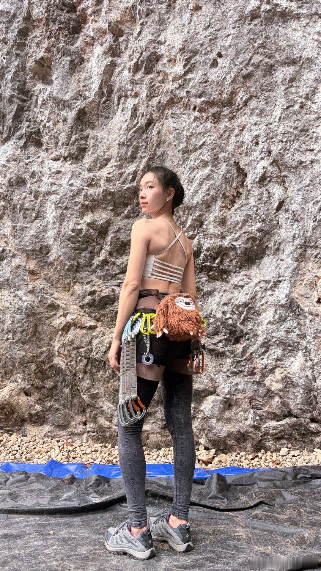 第一次体验野攀，教练说在华中最好的岩场—鸣水泉，顶绳完成了一条5.9、两条5.1