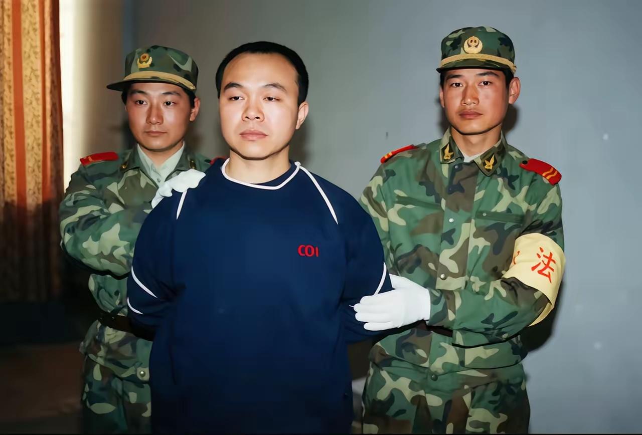 1999年，浙江最大黑帮头目张畏被捕，执行死刑前，他说了这样一句话：“我心里万分
