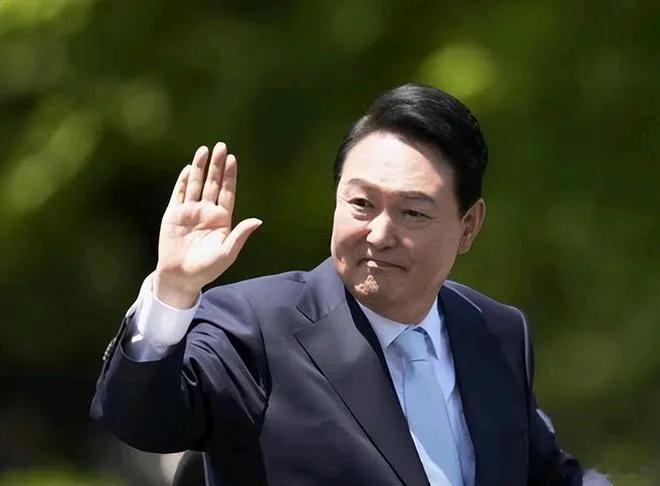 尹锡悦这是够可以的啊，军事上对朝鲜出手，经济上对中国出手，外交上对俄罗斯出口！