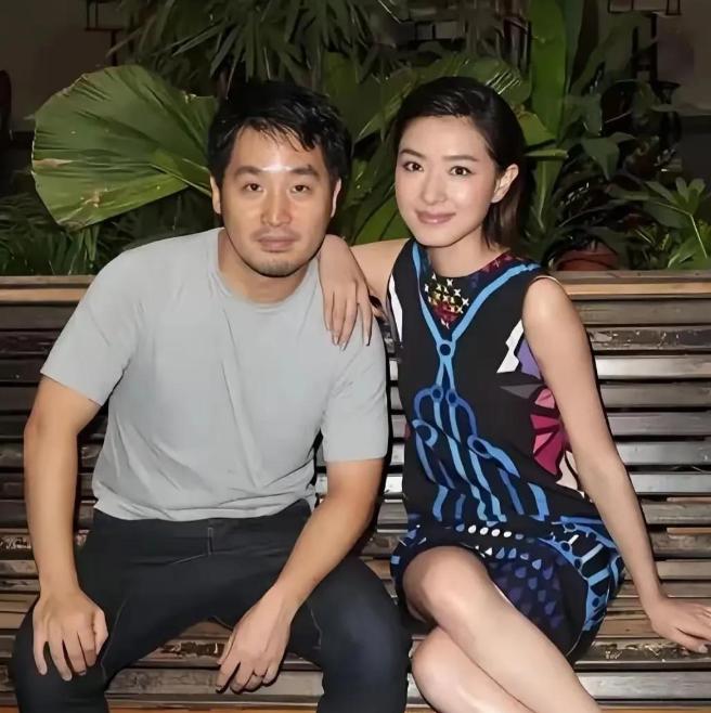 万茜的丈夫叫徐洪涛，比她大10岁，两人是经过朋友介绍认识的，最后低调的完婚，婚后