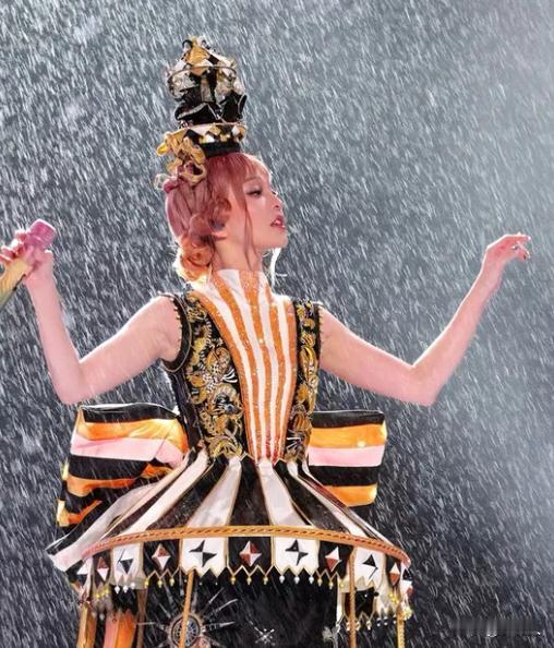 张韶涵上海演唱会遭遇大雨，淋雨全开麦坚守3小时舞台。大雨冲刷妆容丝毫不慌，这样的