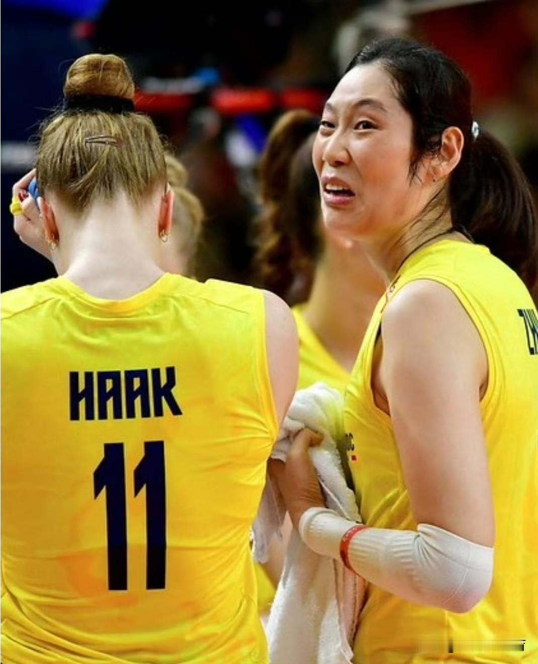 看把我们朱婷给热的，满头大汗，球衣全身上下都湿透了，热的表情都非常难受，下次世俱