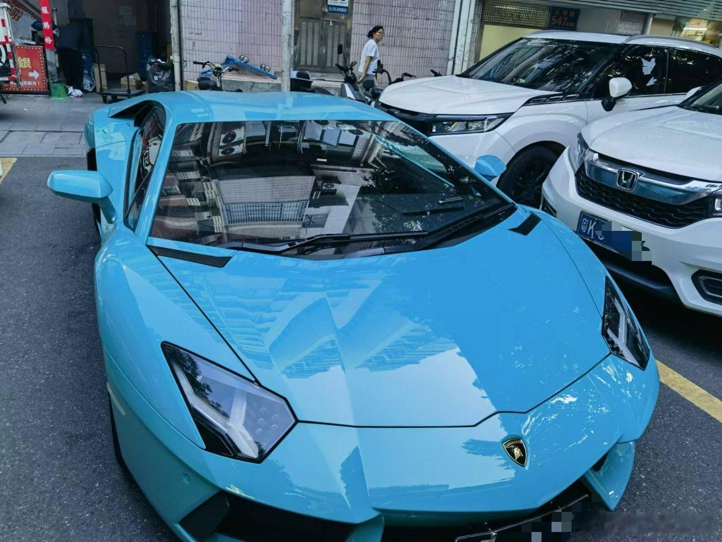 广州的“老破小”里也有兰博基尼Aventador这样的豪车，而且还是没固定车位的