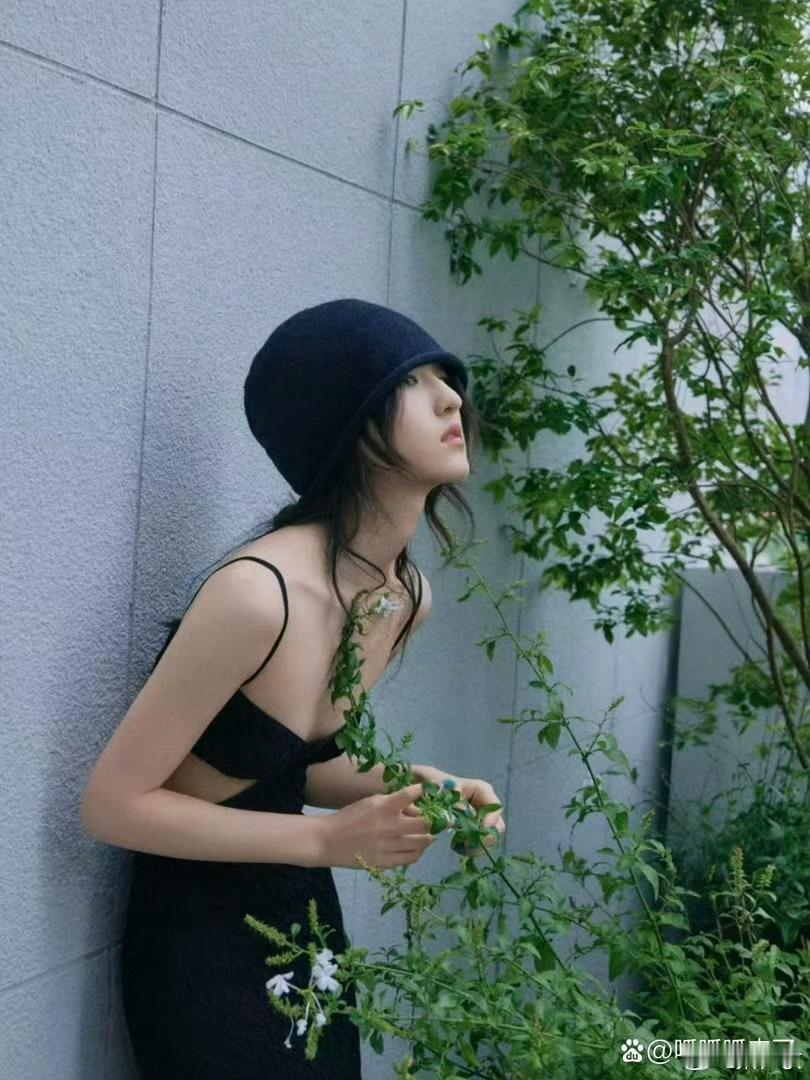 张子枫黑色吊带写真，好有氛围感 