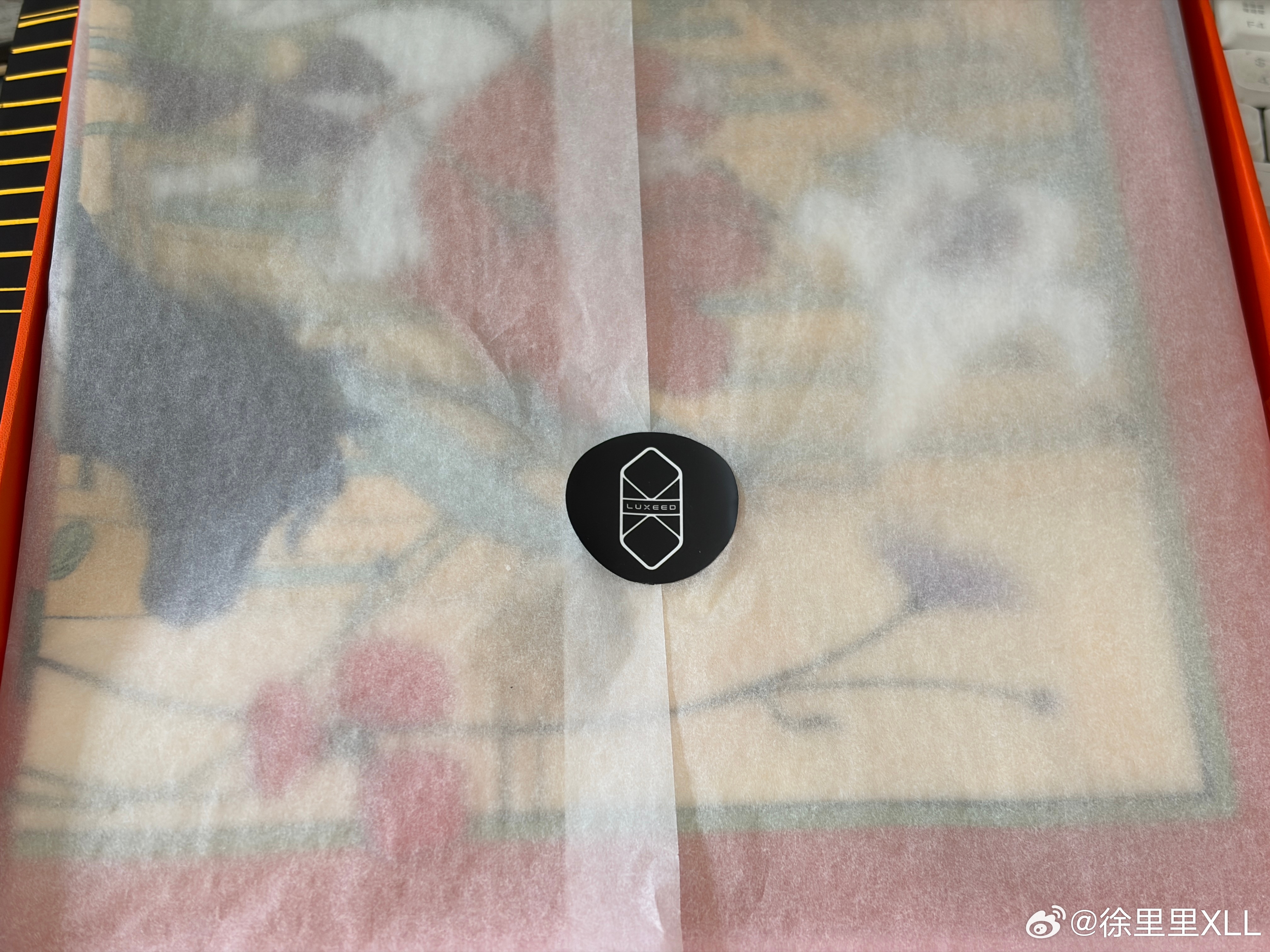 感谢赵总和智界寄来的丝巾礼盒！我在想是我自己绑在智界R7上，还是给你们抽奖抽了？