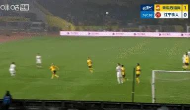 青岛西海岸的丁海峰直接高抬腿从背后踢翻对手，这完全就是武术动作，与足球无关。从慢