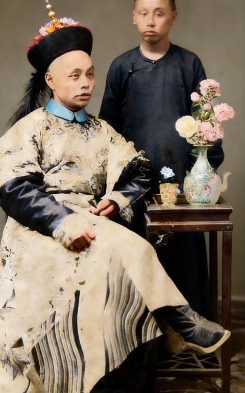 1868年，大太监安德海，一张罕见的留影，照片中的他翘着二郎腿，看起来很悠闲。