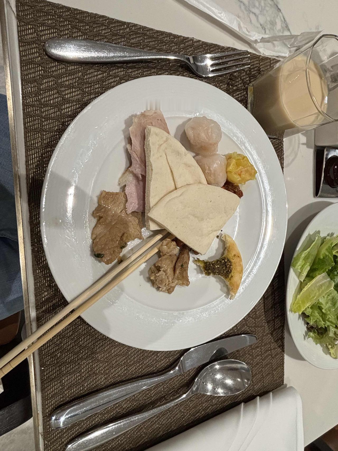 我想问一下，为什么餐厅的工作人员，一定要把餐具放在这个塑料垫子上，而不是放在盘子