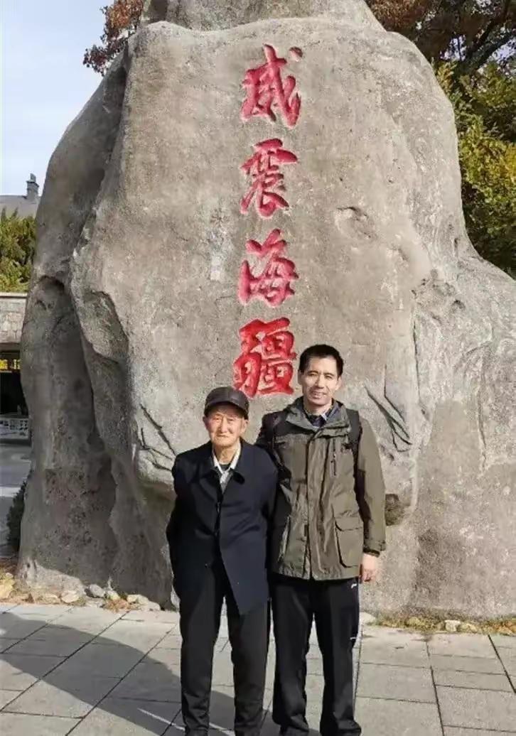 1979年，内蒙古一对夫妻生下儿子不想要，连夜送给村里刚丧子的贫农:“这孩子你要