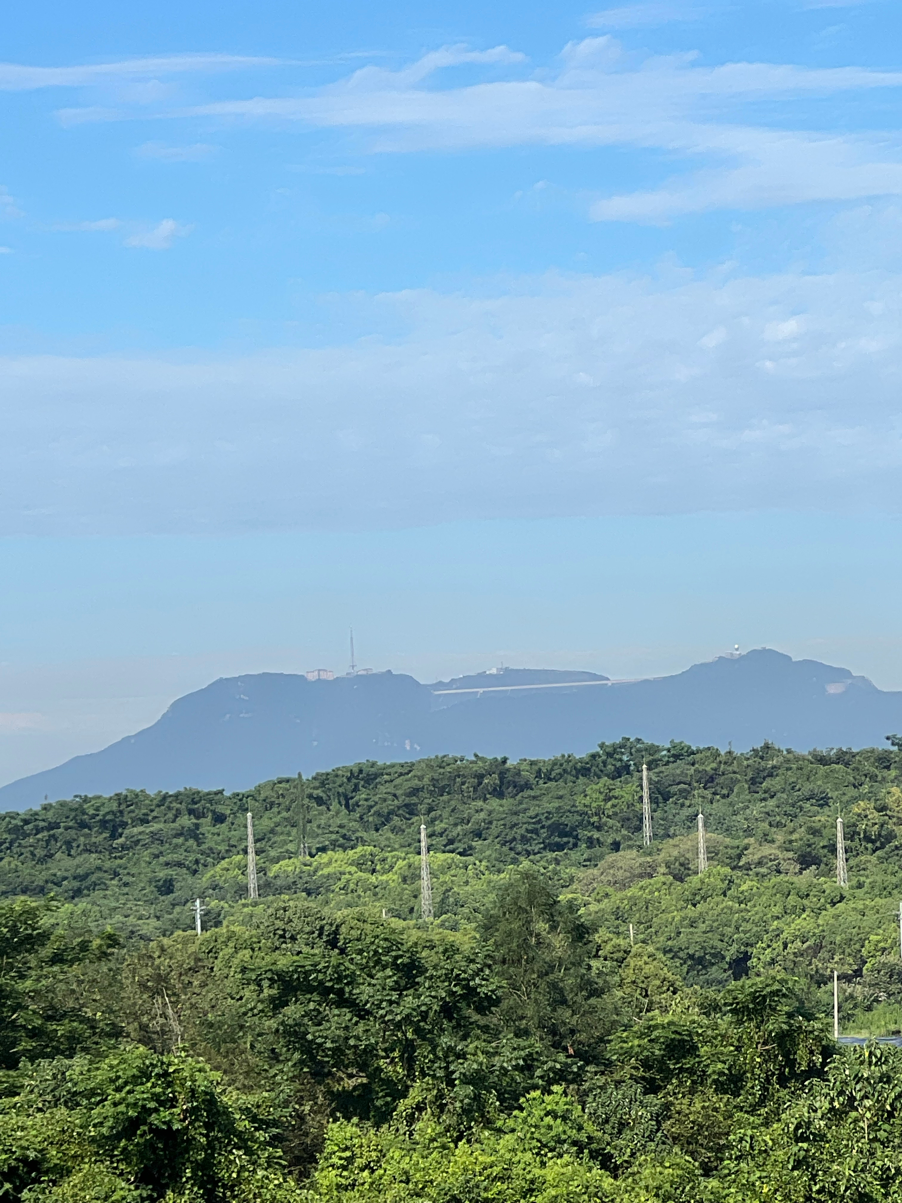 气象预报显示，今日高温健康风险极高。凭窗遥望铜官山香炉峰，不由得想起穿行山林间徒