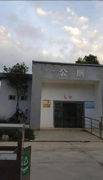 河南出招了，公厕直接标注LV，绝非刻意蹭热度，每一处缘由都合乎情理，反倒让素来姿