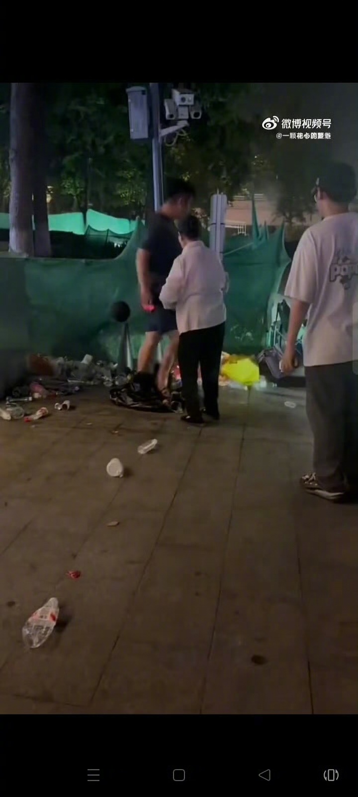 时代峰峻楼下代拍欺凌捡垃圾阿姨，还吐口水？？？