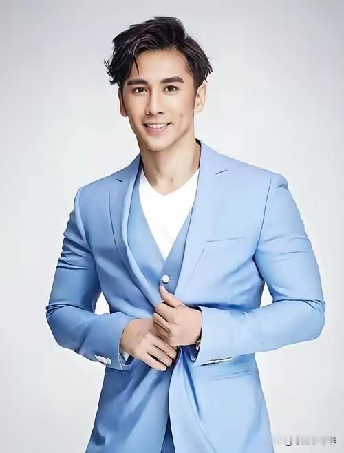 张伦硕，你不能想要又要！
当初跟钟丽缇合照也略显卑微，如今她已年过半百，你却想要