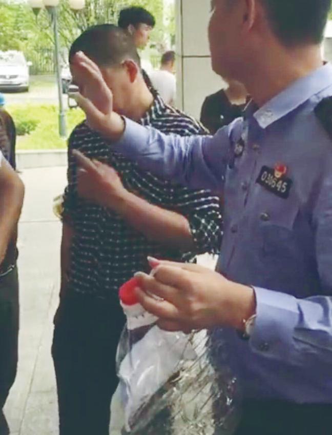 36 岁塔吊女司机被工地清退，四个月两万五工资一分没结，把安全帽扔进垃圾桶，拎着
