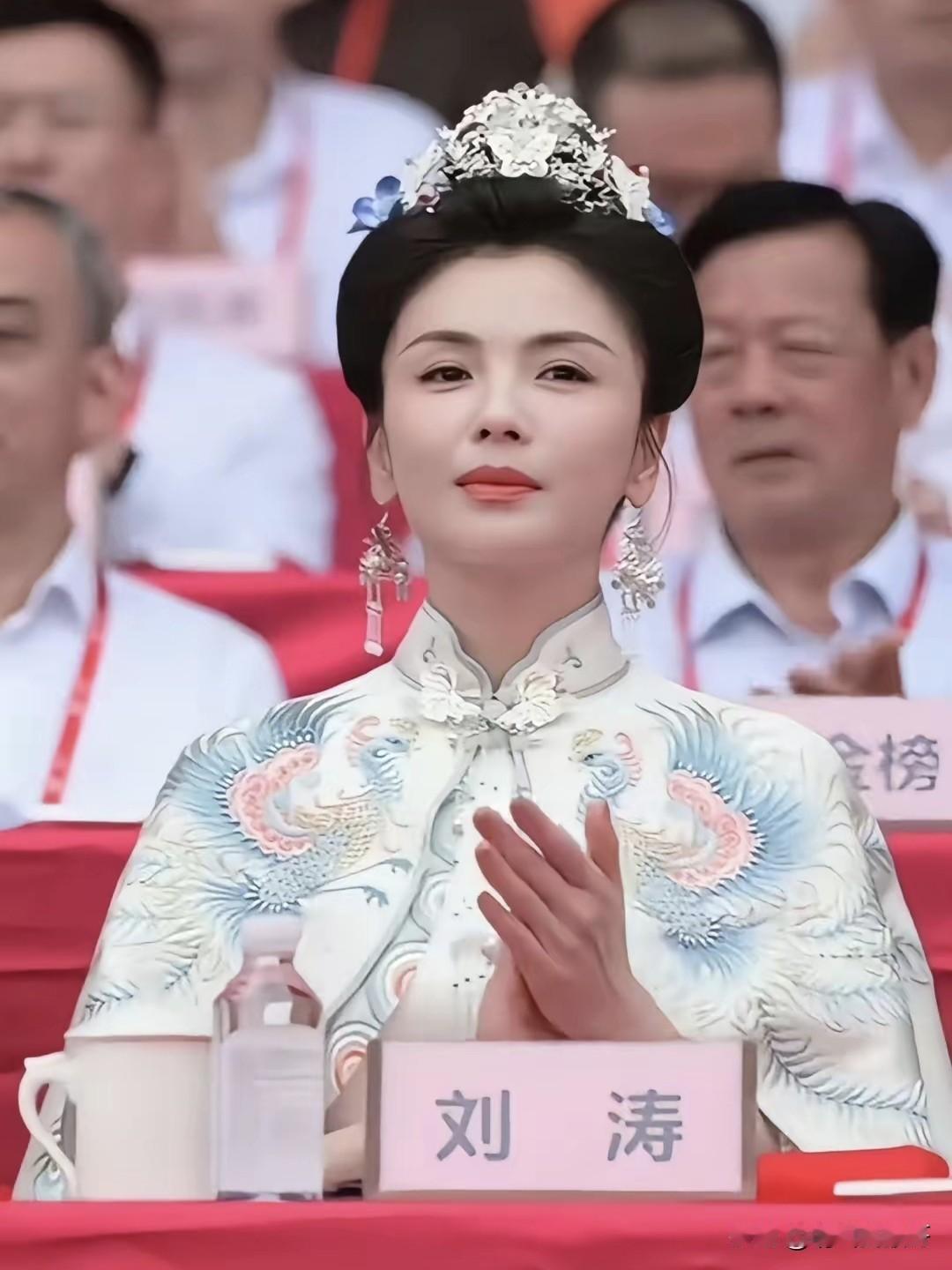 谁也没想到，刘涛会因为“妈祖女孩”的事冲上热搜，一个是演绎替身，一个是乩童，却都