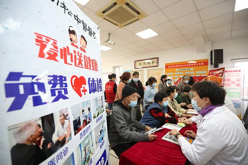 是内心的安宁。

我们活在信息爆炸的时代，每天被无数声音裹挟：

别人的成功让你