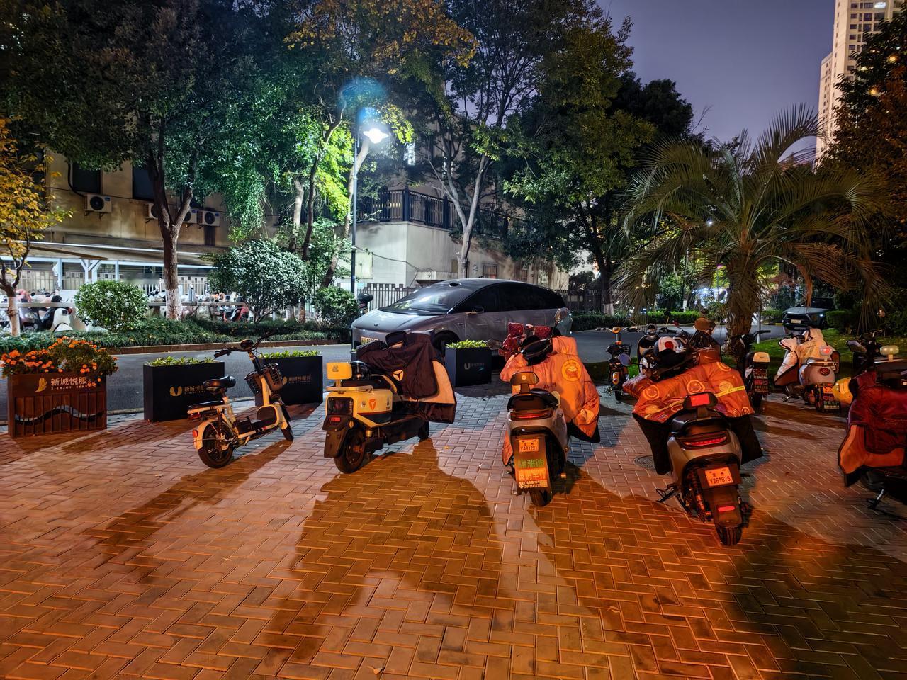 该说不说，理想汽车的颜值是真的很高，而且即使在夜晚也拥有着足够的辨识度，非常漂亮